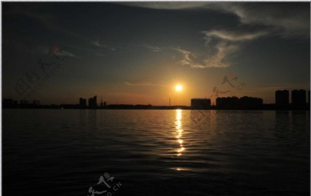 黎明湖的日落图片