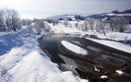雪后的河流图片