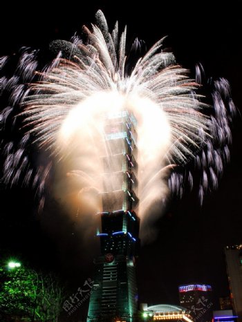 焰火中的台北101大厦图片