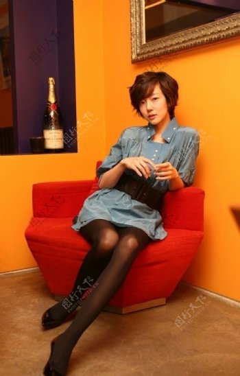 韩国女星林秀晶坐姿黑丝袜受访图图片
