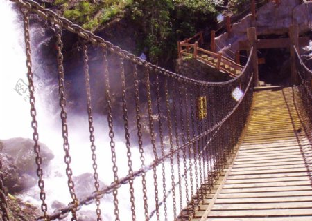 天山天池铁索桥图片
