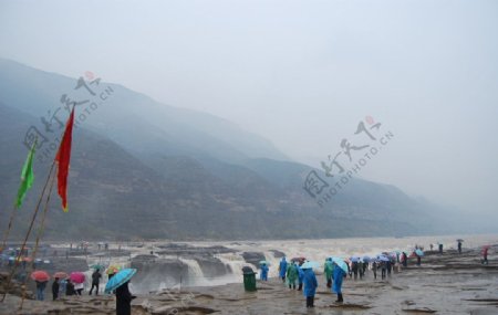 吉县黄河壶口瀑布游客众多图片