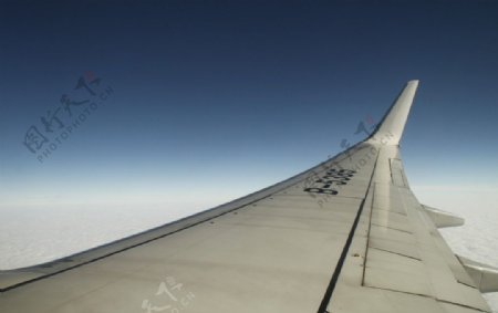 飞机机翼云层蓝天图片