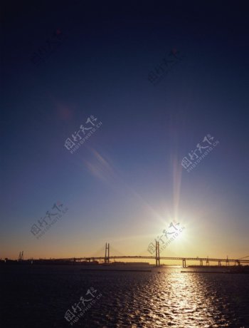朝阳中的高架桥图片