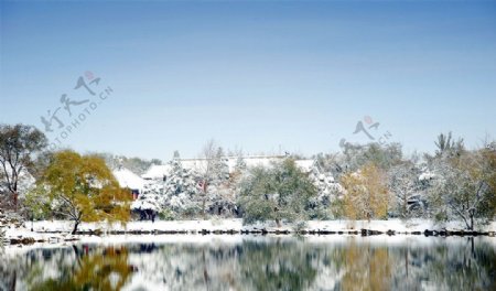 北大未名湖雪景倒影图片