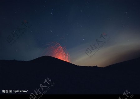 火山喷发奏图片
