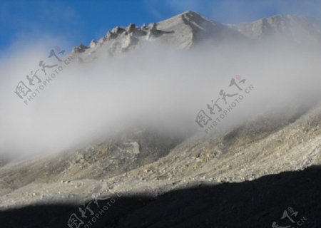 西藏云雾中的雪山图片