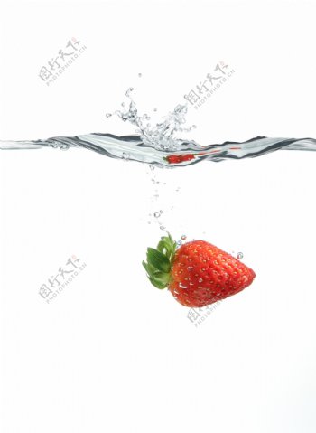 落入水中的草莓图片