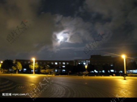 夜的月亮图片
