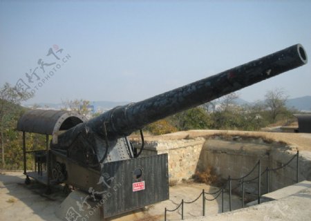 旅顺口电岩炮台上的254火炮图片