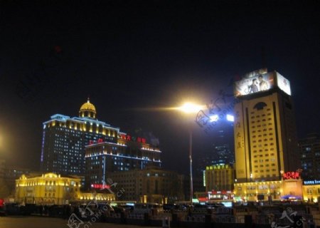 夜幕下的哈尔滨哈尔滨火车站前广场一瞥图片