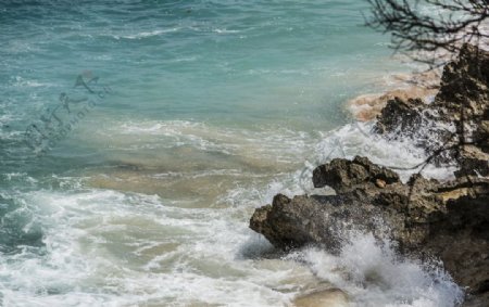 巴厘岛海岸的浪花图片