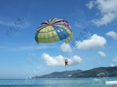 水上降落伞图片