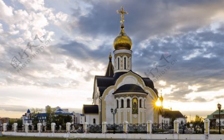 夕阳下的东正教堂图片