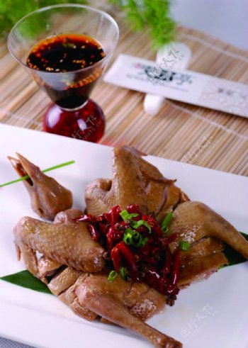 中式菜肴辣乳鸽图片