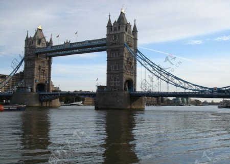 伦敦泰晤士河塔桥图片