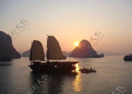 越南晨光映照下龙湾图片