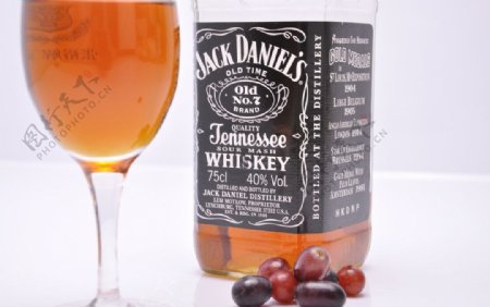 杰克丹尼酒瓶与葡萄图片