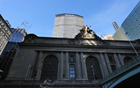 纽约曼哈顿第五大道高楼下的中央车站大楼图片