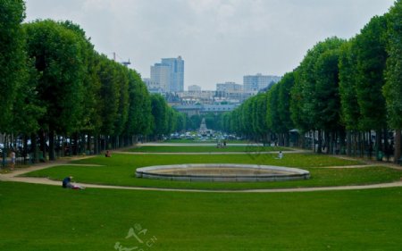 巴黎埃菲尔铁塔附近的公园图片