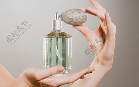 喷香水的女人手势图片