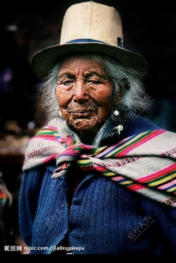 安第斯山的印第安老妇图片