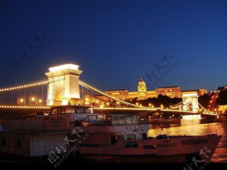 多瑙河链子桥夜景图片