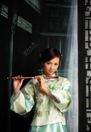 古典吹笛子美女图片