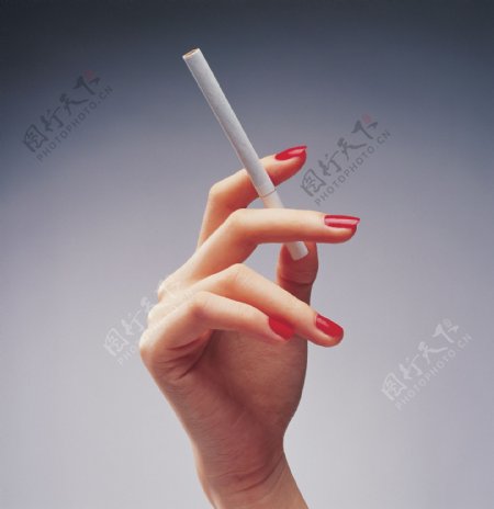抽烟的手图片