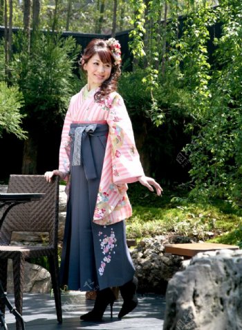 日本女人户外展示和服图片