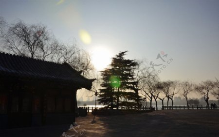 黄昏的大明湖畔图片