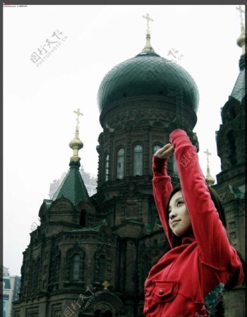 红衣美女与欧式建筑图片