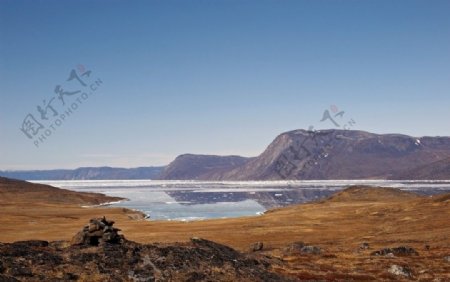 冰雪初融的高山湖泊图片