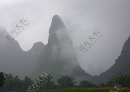 烟雨桂林峰林图片
