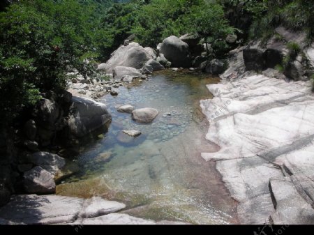 旅游摄影自然风景石流水绿树图片