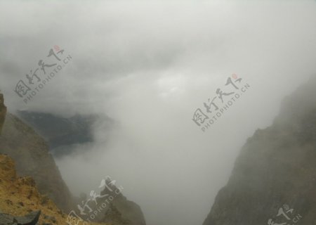 吉林省长白山雾中天池2图片