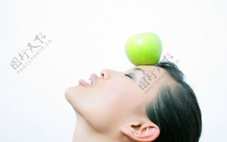 额头上顶着苹果的美女图片