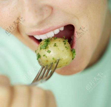 吃绿色蔬菜的女人图片