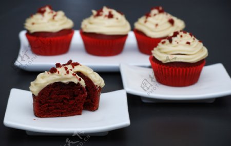 红丝绒杯子蛋糕图片