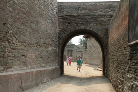 张壁古堡拱形门洞图片