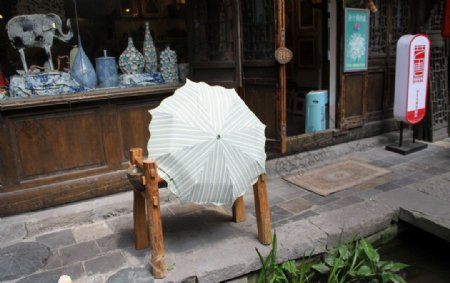 古街雨伞图片