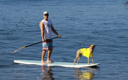 一叶扁舟在湖中划船人与狗图片