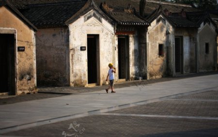 观澜版画村儿童古老建筑老房子夕阳散步图片