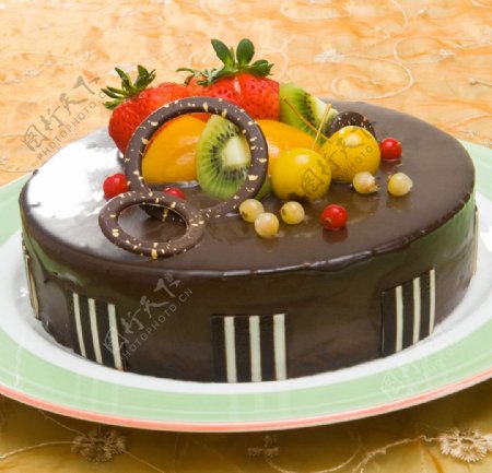 镜面巧克力水果蛋糕图片
