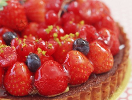红色草莓蛋糕图片