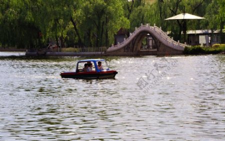 公园小桥湖面游船图片