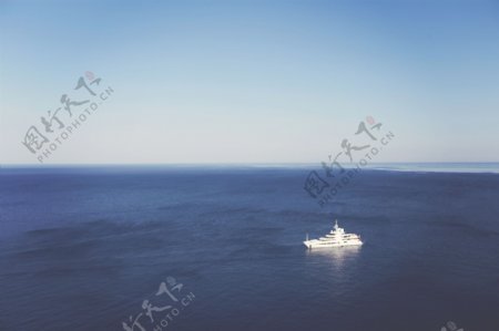 大海中的小白船图片