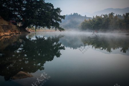 清晨云水谣河面的雾气图片