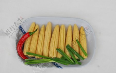 盘子里的生玉米和红辣椒图片
