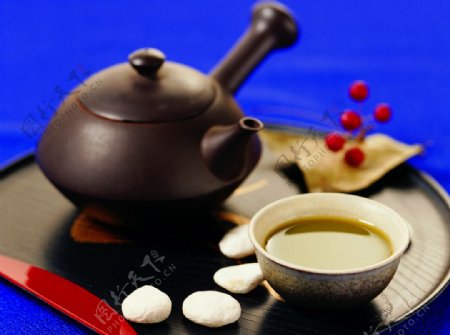 紫砂茶壶茶水图片